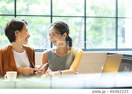 女性 カフェ 友達 笑顔 女性 カフェ 友達 笑顔 60362225