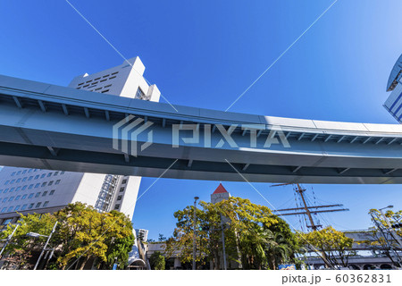 竹芝のビルディングとゆりかもめの高架線 60362831