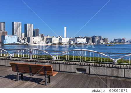 竹芝埠頭のベンチと東京湾の眺め 60362871
