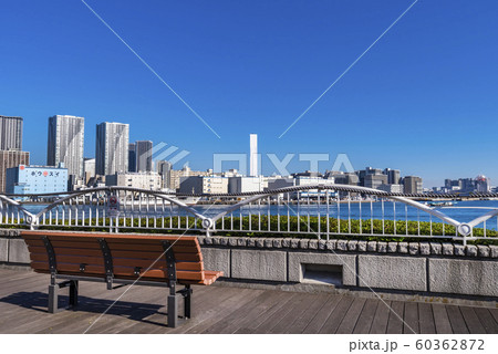 竹芝埠頭のベンチと東京湾の眺め 60362872