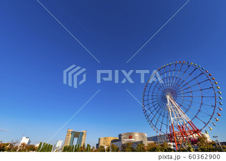 青空とカラフルな観覧車 60362900