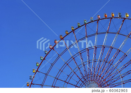 青空とカラフルな観覧車 60362903