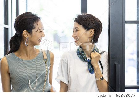 女性　友達　笑顔　楽しい　 60363077