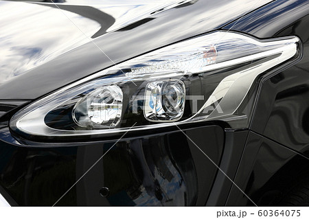 クルマのヘッドライト 60364075