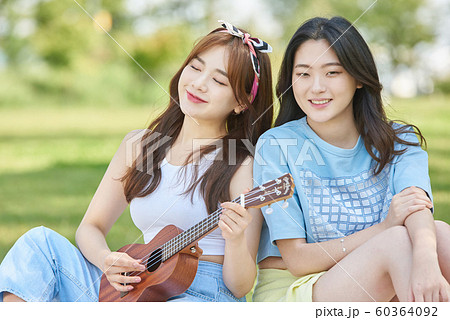 女子旅　ピクニック　音楽 60364092