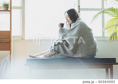 若い女性　寒い　冷え性　ティータイム　 60364093