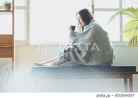 若い女性 寒い 冷え性 ティータイム 若い女性 寒い 冷え性 ティータイム 60364097