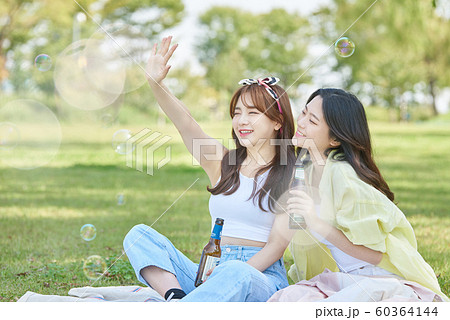 女子旅　ピクニック　ビール 60364144