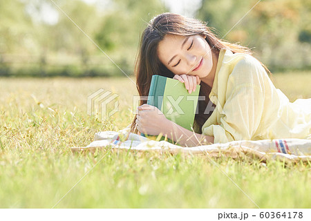 女性 ピクニック 読書 女性 ピクニック 読書 60364178