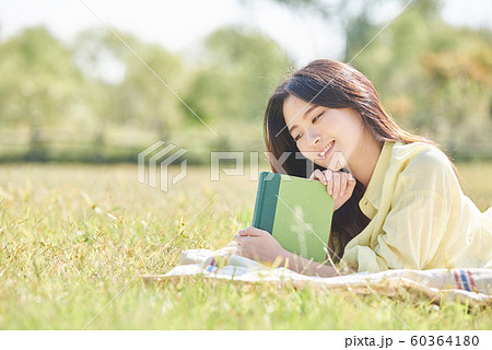 女性 ピクニック 読書 女性 ピクニック 読書 60364180