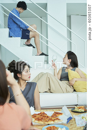 男女　仲間　お酒 60365307