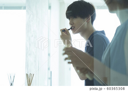男女　カップル　ライフスタイル 60365308
