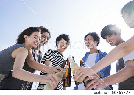 男女 仲間 お酒 男女 仲間 お酒 60365323