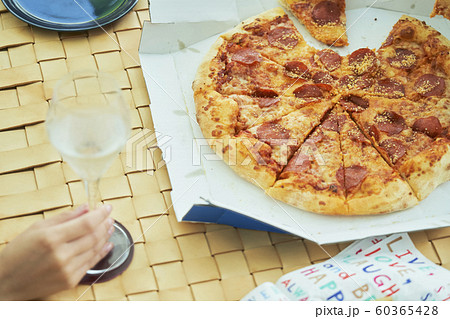 食事 仲間 ピザ
食事 仲間 ピザ
60365428