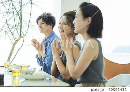 男女　仲間　ライフスタイル 60365432