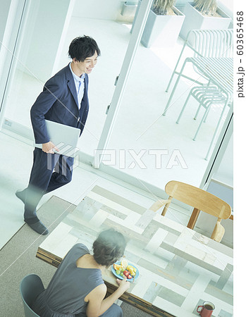 男性　ビジネスマン　ライフスタイル 60365468