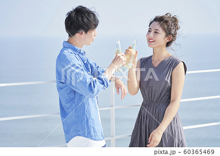 男女 カップル お酒 男女 カップル お酒 60365469