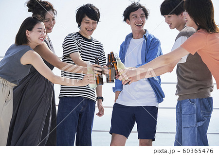 男女 カップル お酒 男女 カップル お酒 60365476