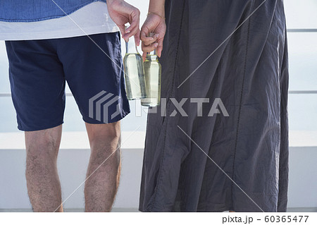 男女 カップル お酒 男女 カップル お酒 60365477