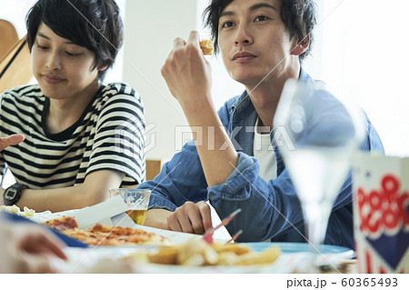 男女　仲間　ライフスタイル 60365493