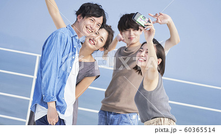 男女　仲間　ライフスタイル 60365514