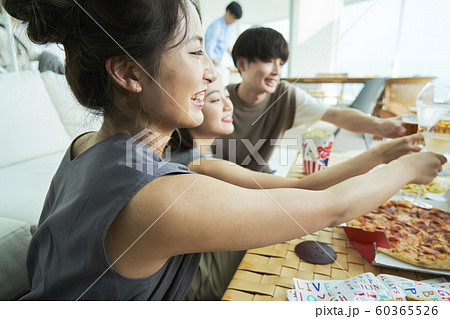 男女　仲間　ライフスタイル 60365526