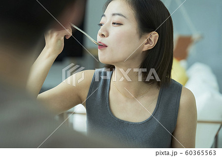 男女　仲間　ライフスタイル 60365563