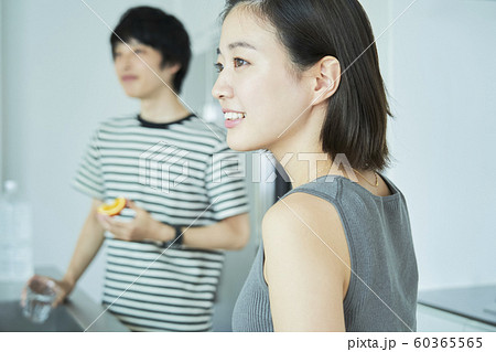 男女　仲間　ライフスタイル 60365565