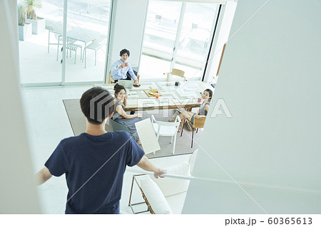 男女　仲間　ライフスタイル 60365613