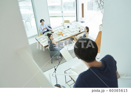 男女　仲間　ライフスタイル 60365615