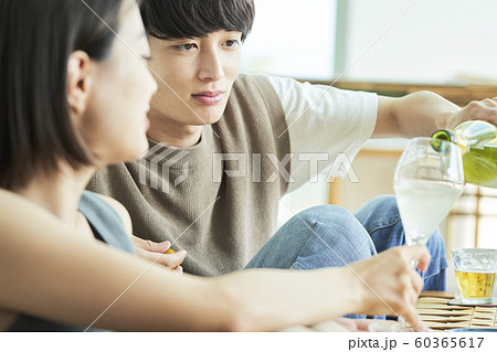 男女　カップル　お酒 60365617