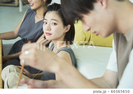 男女　仲間　ライフスタイル 60365650