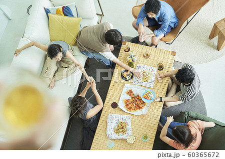 男女　仲間　ライフスタイル 60365672