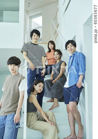 男女 仲間 ポートレート 男女 仲間 ポートレート 60365677