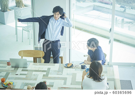 男女　仲間　ライフスタイル 60365696