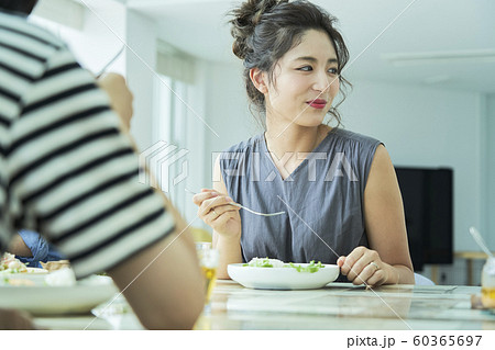 男女 仲間 ライフスタイル 男女 仲間 ライフスタイル 60365697