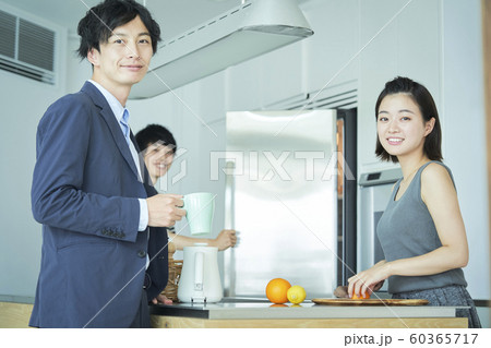 男女 仲間 ライフスタイル 男女 仲間 ライフスタイル 60365717