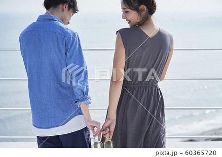 男女　カップル　お酒 60365720