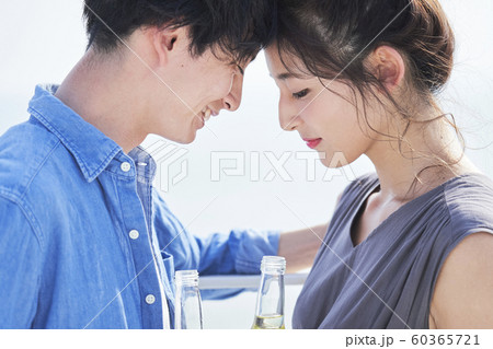 男女 カップル お酒 男女 カップル お酒 60365721
