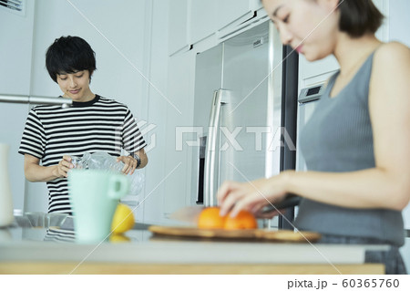 男女　カップル　ライフスタイル 60365760
