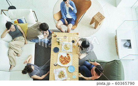 男女　仲間　ライフスタイル 60365790