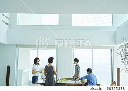 男女 仲間 ライフスタイル 男女 仲間 ライフスタイル 60365838