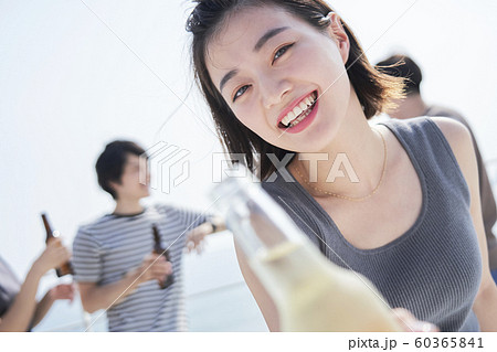 男女　仲間　お酒 60365841