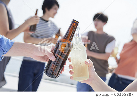 男女　仲間　お酒 60365887