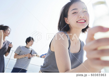 女性 仲間 お酒 女性 仲間 お酒 60365963