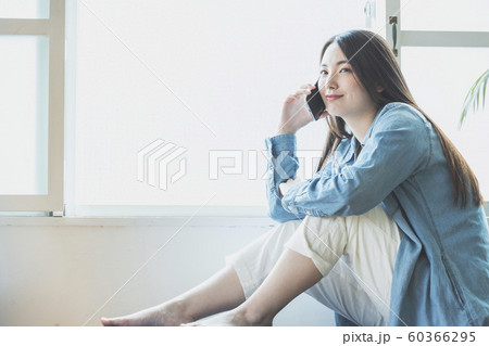 若い女性　スマホ　 60366295