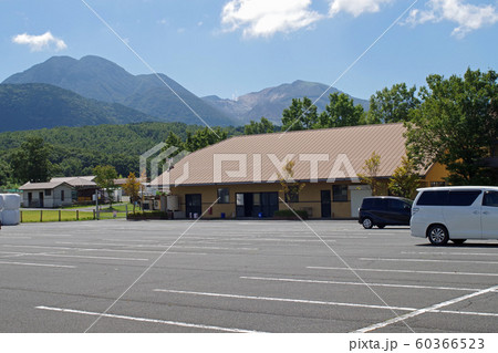 観光牧場の駐車場と九重連山の眺め 60366523