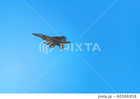 滑空する戦闘機 60366958