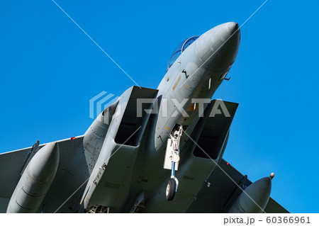 滑空する戦闘機 60366961
