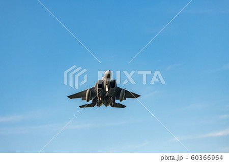 滑空する戦闘機 60366964